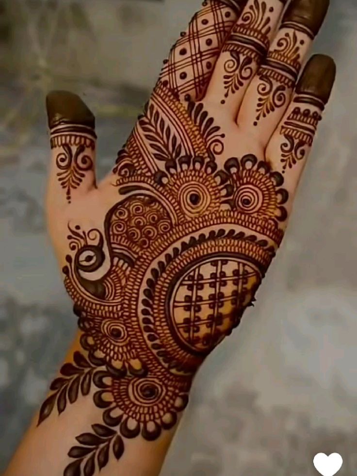 Bold and flowy Arabic style henna for event guests